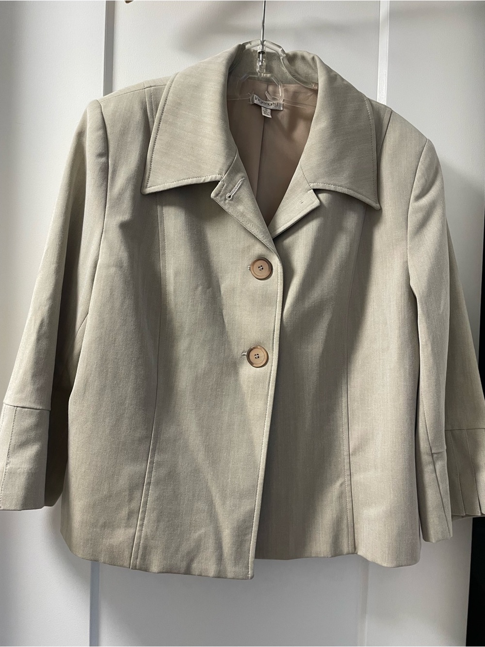Tailored Taupe Cropped Blazer with Pleated 3/4 Sleeves - Picture 10 of 12